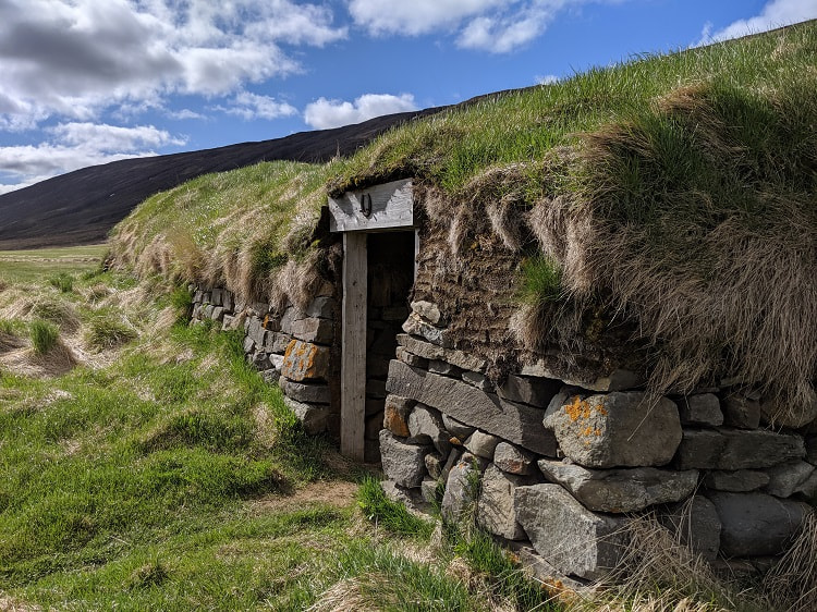 Torfhusin I Hjardarhaga turf buildings