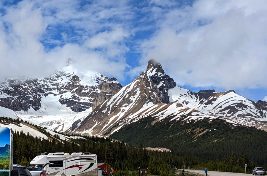 Parker Ridge - Trailhead Parking Lot View